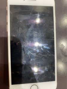 iPhone 8 画面交換】傷だらけの画面もきれいに！